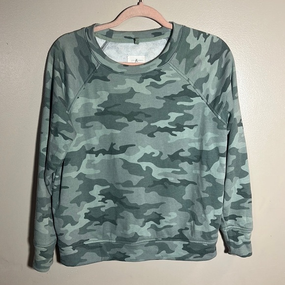 Lou & Grey Sweaters - Lou‎ & Grey Camo Sweatshirt | Petite Small